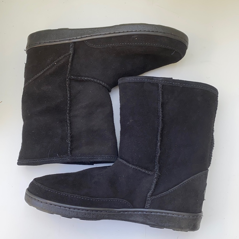 AUTH NIB MINNETONKA PUG BOOT SHEEPSKIN BLACK
